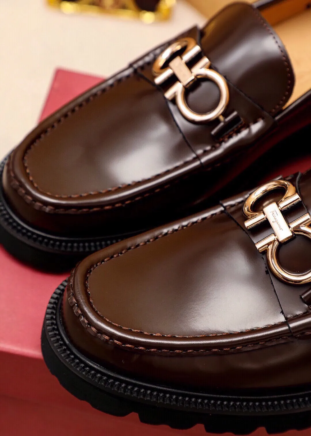 Men's shoes 💰580 💐 Product trademark: Ferragamo "Ferragamo" casual leather shoes Regular size: 38-44 (45.46🉑️customized) Product materials: Selected imported first-layer open-edge beaded cowhide leather upper + luxury hardware buckle, imported water-dyed cowhide leather lining. Strong three-dimensional visual effect, original outsole color: 4⃣️seed leather materials available